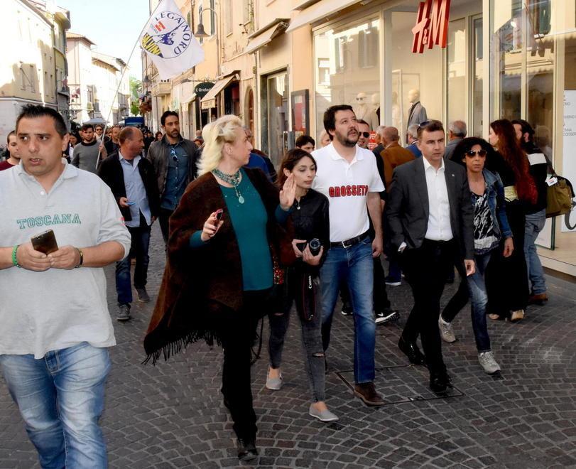 In piazza e al mercato è Salvini show 