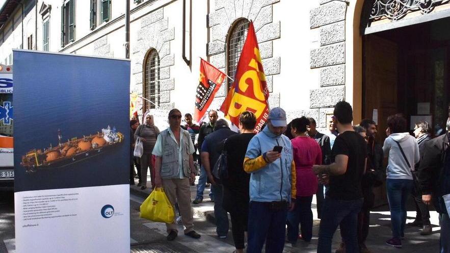 Protesta davanti alla sede di Olt Manifestante investita da un’auto