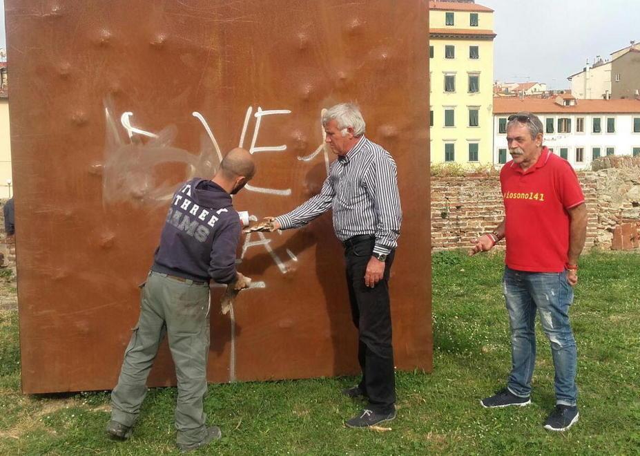 Moby, scultura ripulita dai volontari 