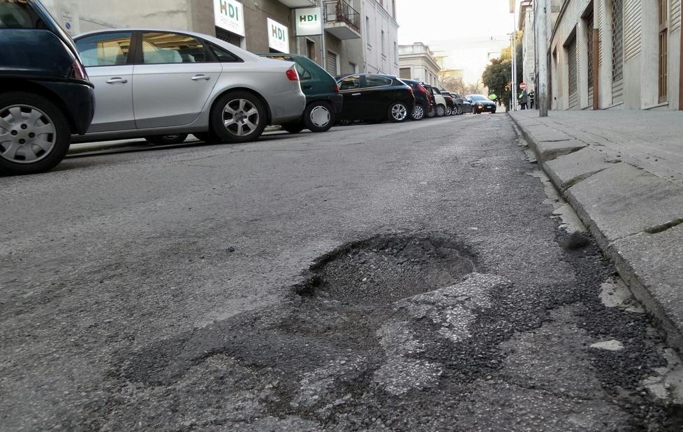 A Sassari una gruviera di asfalto 
