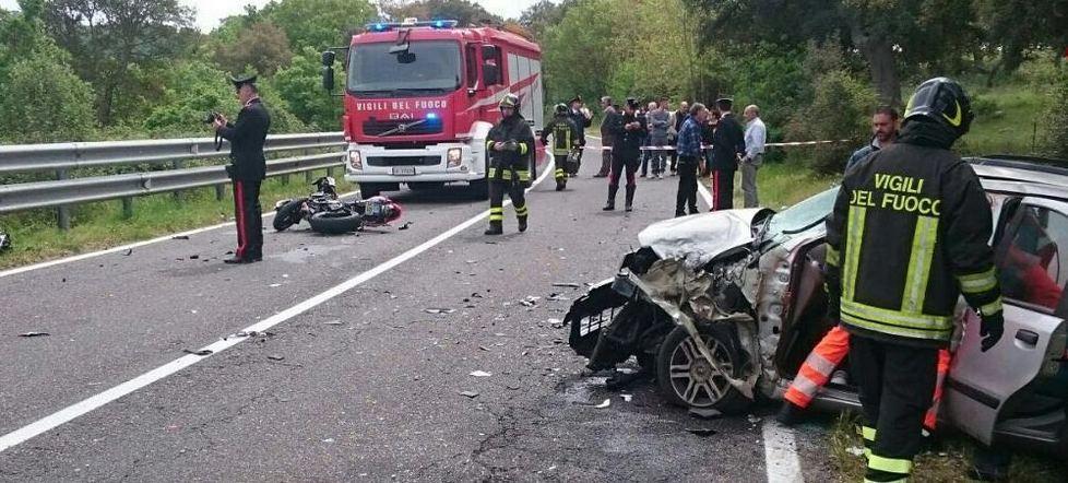 Frontale moto-auto: muore un centauro 