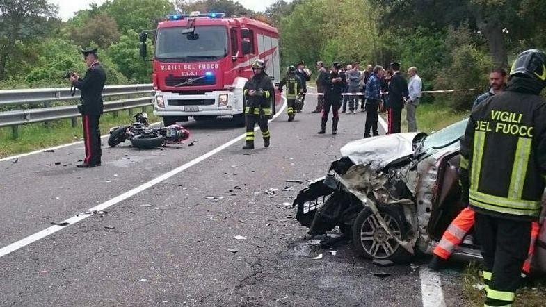 Frontale moto-auto: muore un centauro