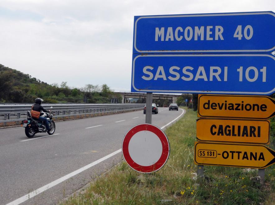 Lavori da 10 giorni sulla 131, isola divisa 