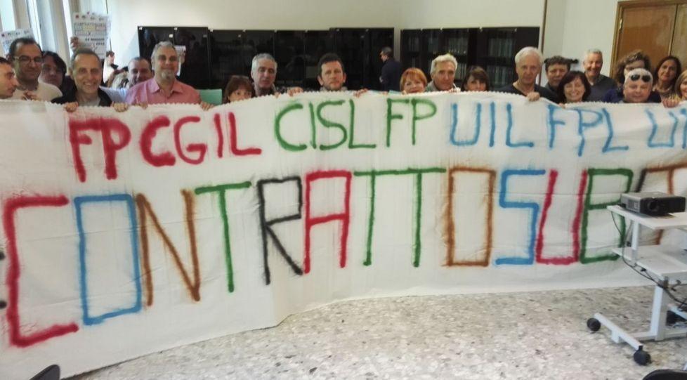 Occupazione simbolica dell’Inps I dipendenti: «Contratto subito»