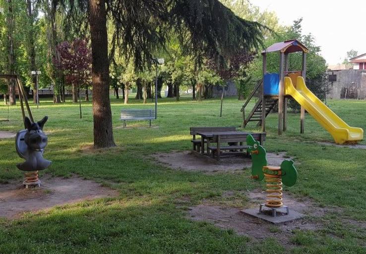 Nel parco tornano le giostre per i bimbi