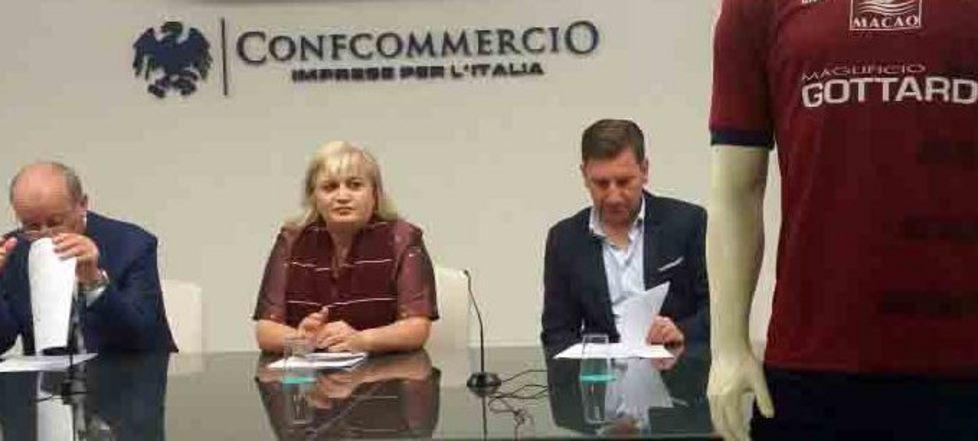 Commercianti in maglia granata giocatori a servire dietro il banco