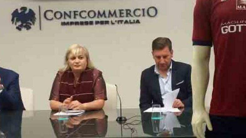 Commercianti in maglia granata giocatori a servire dietro il banco