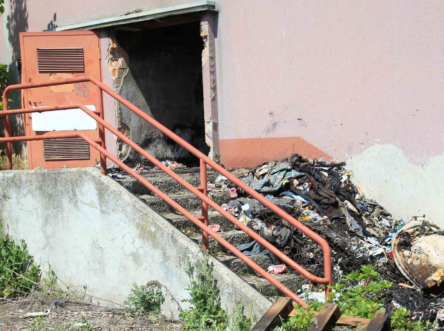 Ex Marabù, bruciano montagne di rifiuti 