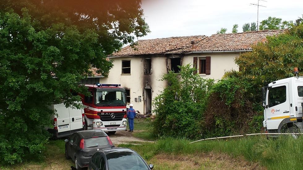 La casa di Ospitale distrutta dalle fiamme