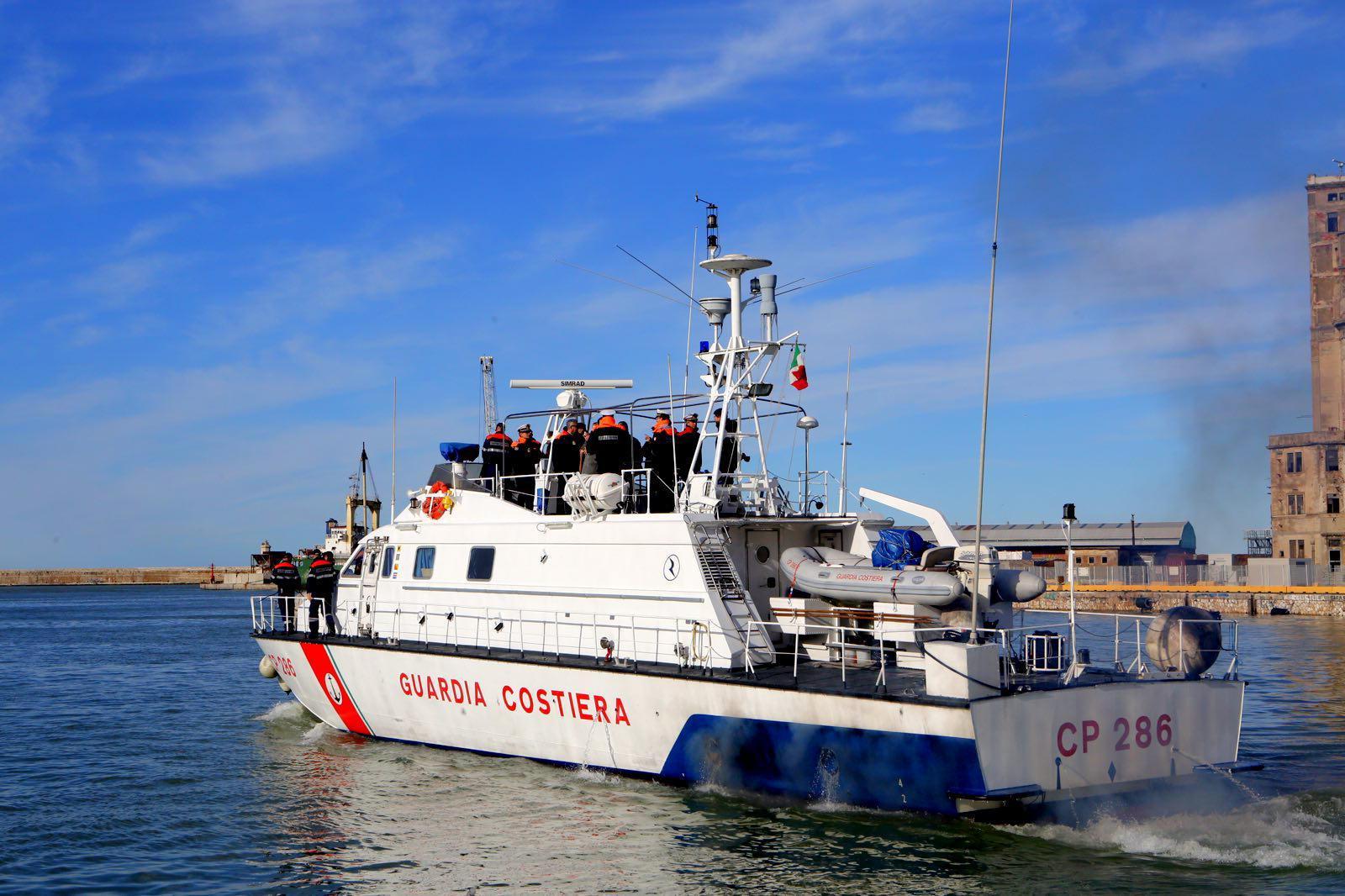 Barca in avaria in mare aperto, donna in ipotermia