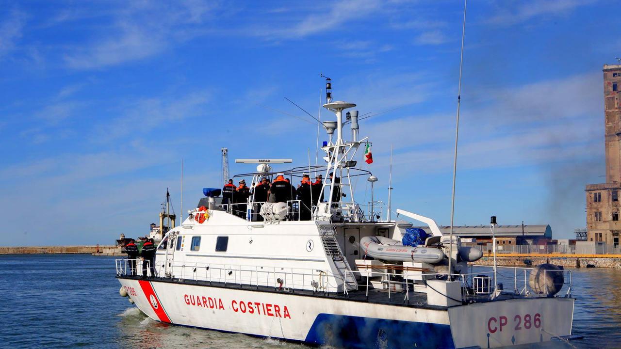 Barca in avaria in mare aperto, donna in ipotermia