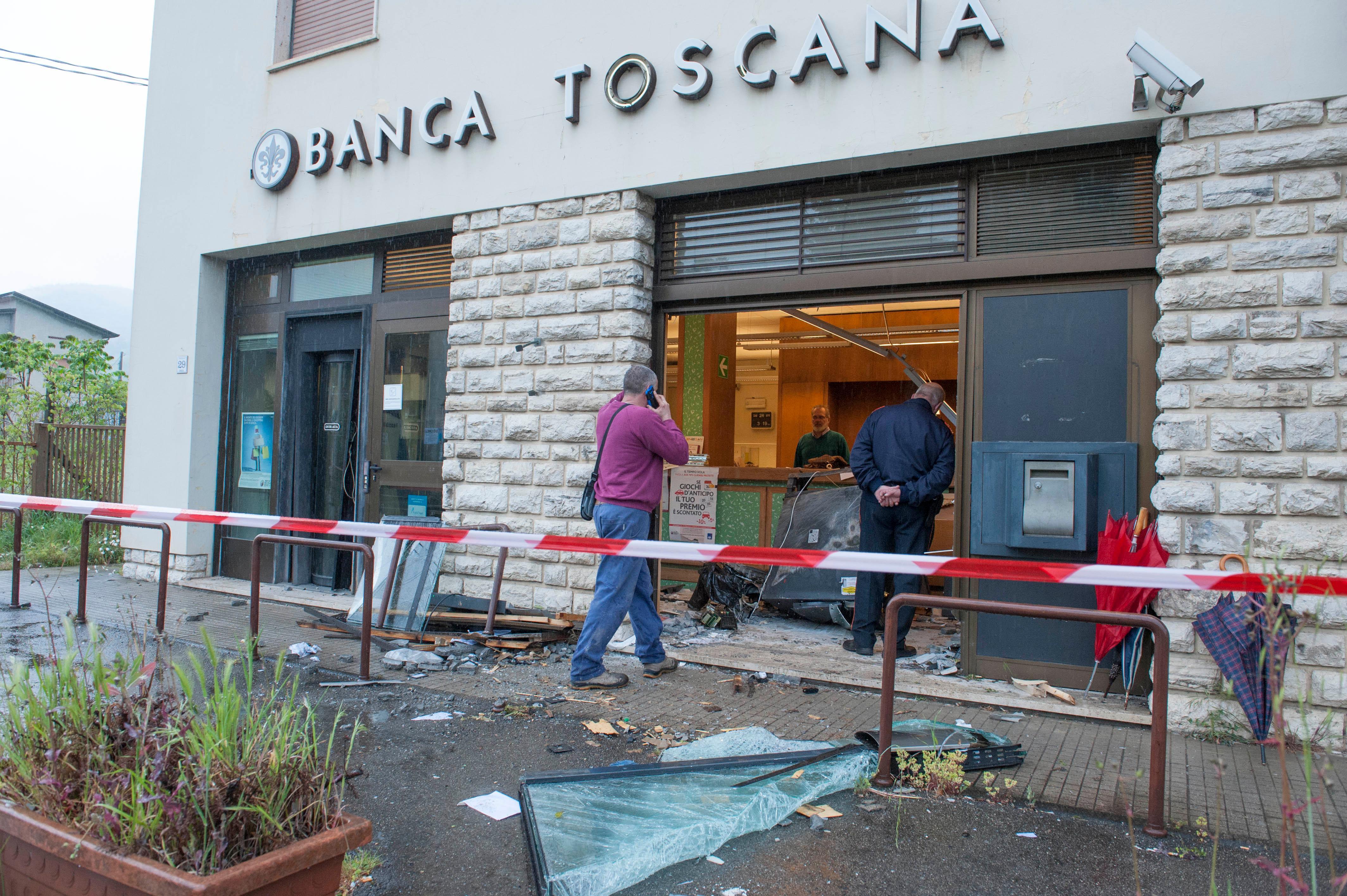 La filiale della Banca Toscana presa di mira dai banditi (foto Sernacchioli) 