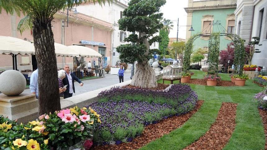 Un'esposizione di piante e fiori lungo Corso Umberto