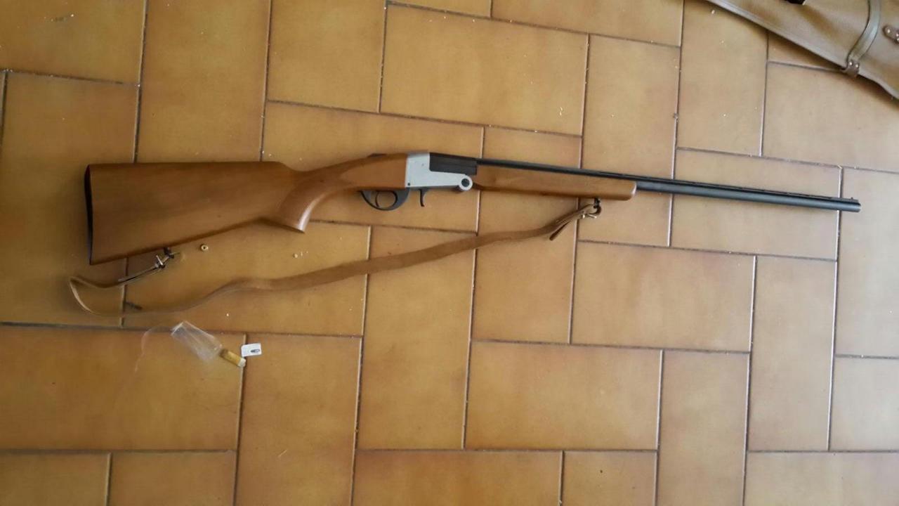 Uno dei fucili ritrovati dalla polizia municipale in una casa di via Righi