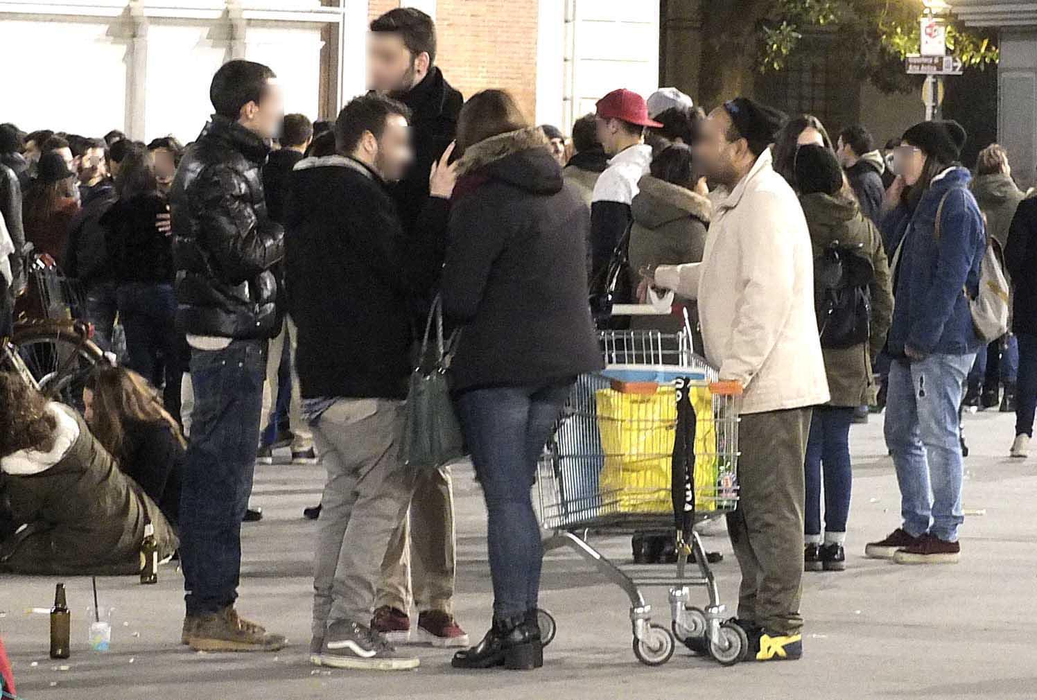 Venditori abusivi di alcol in piazza dei Cavalieri (foto: Muzzi)