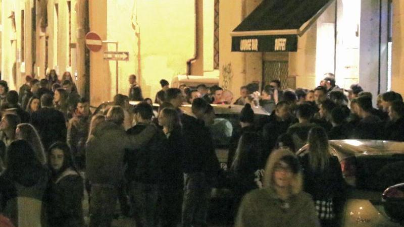 I ragazzi davanti al bar "La Strega"