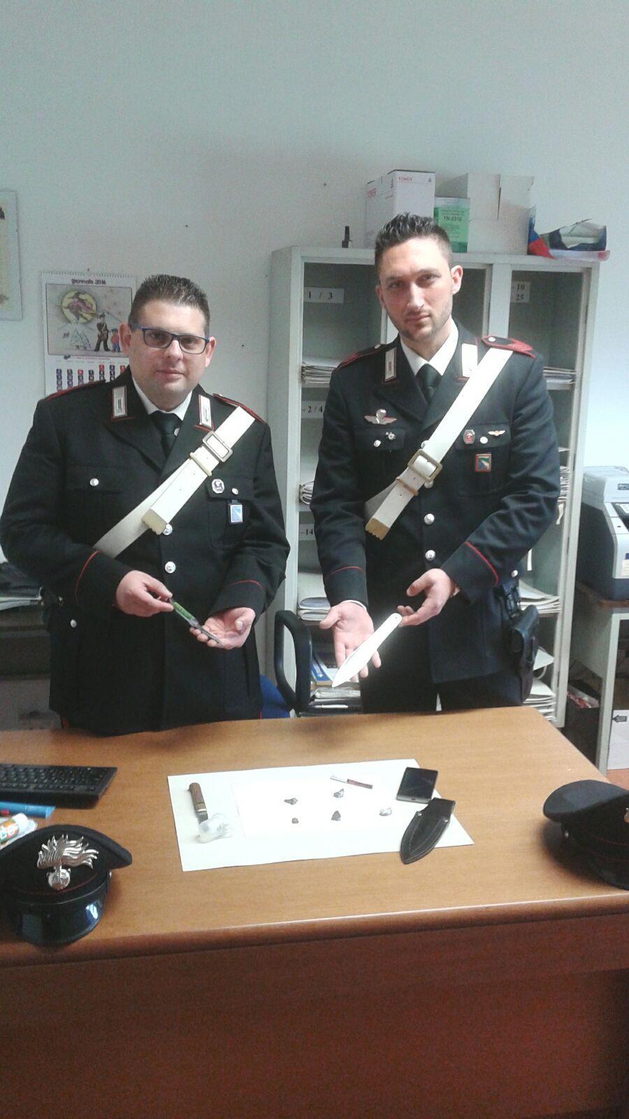 Droga nello zaino e lancio di coltelli al parco: un arresto