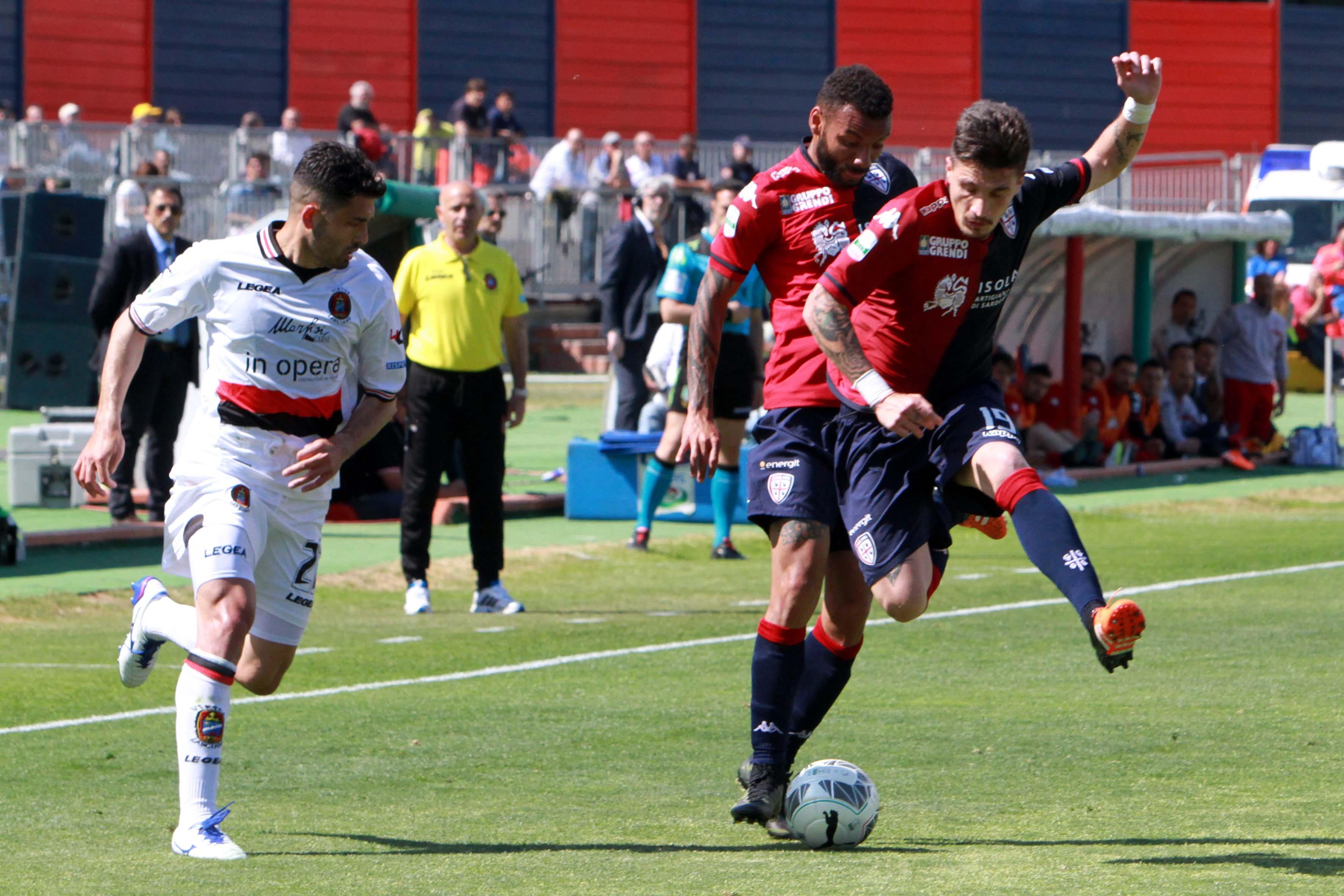 Un'azione della partita tra Cagliari e Lanciano