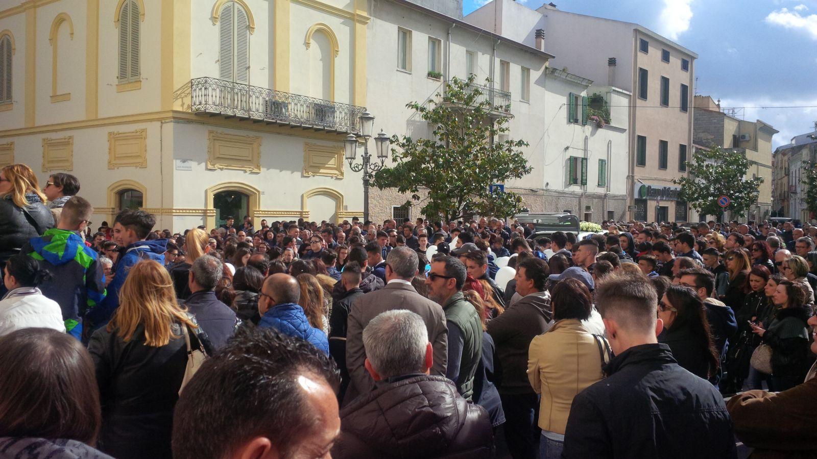 Sorso, migliaia di persone per l'ultimo saluto a Giorgio Cattari