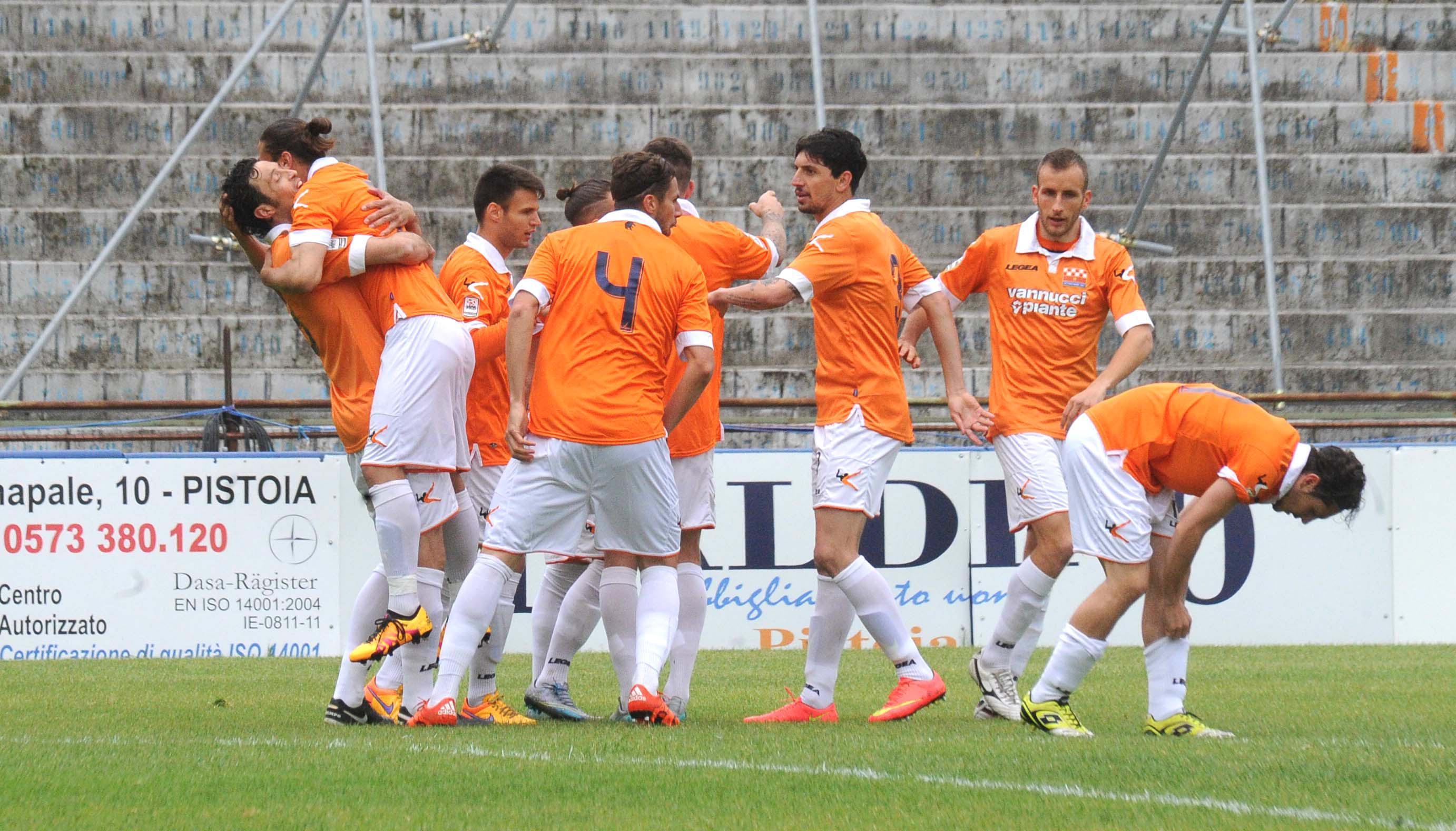 L'abbraccio di Sinigaglia a Colombo dopo il gol dell'1-0 (Foto Gori)