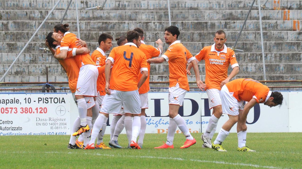 L'abbraccio di Sinigaglia a Colombo dopo il gol dell'1-0 (Foto Gori)