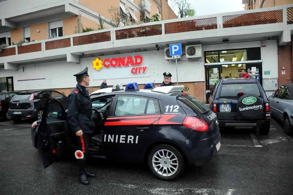 I carabinieri davanti al Conad dopo la rapina (foto Cuffaro)