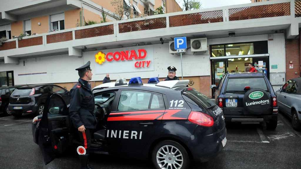 I carabinieri davanti al Conad dopo la rapina (foto Cuffaro)