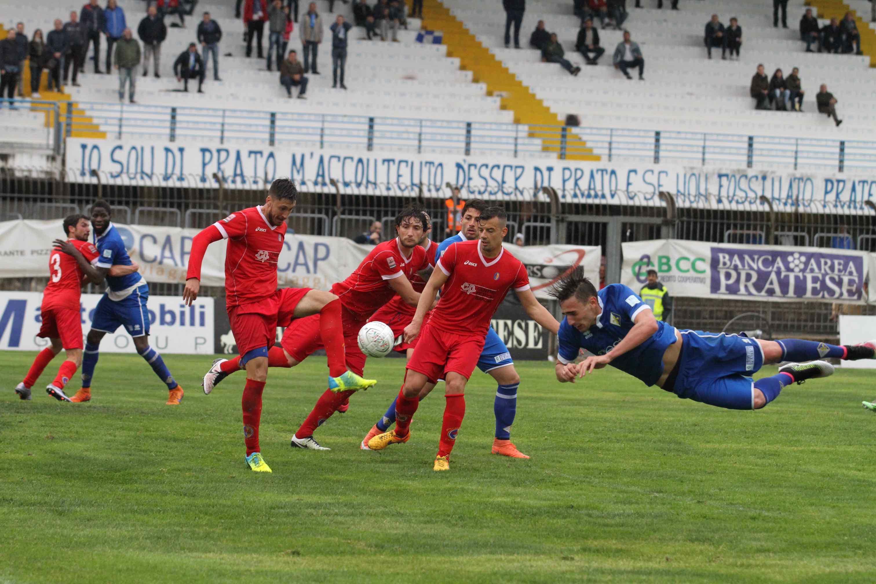 Moncini segna di testa in tuffo il gol del pareggio
