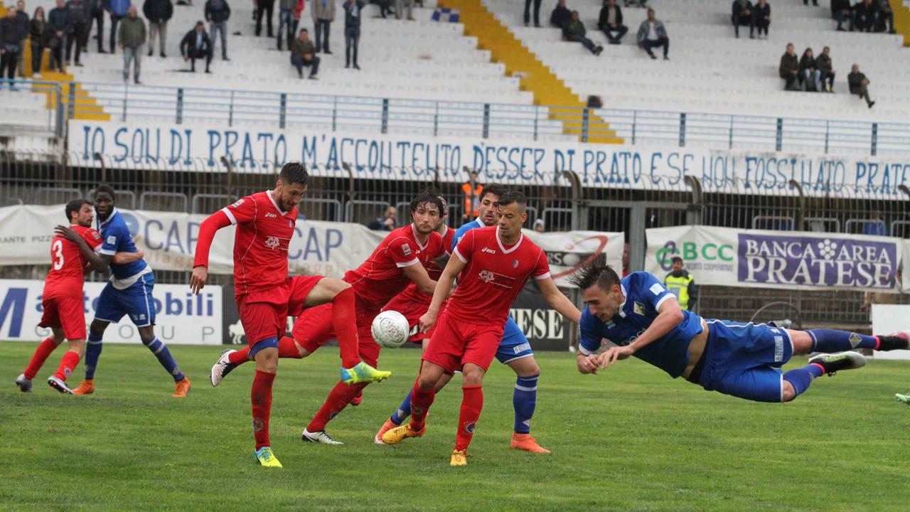 Moncini segna di testa in tuffo il gol del pareggio