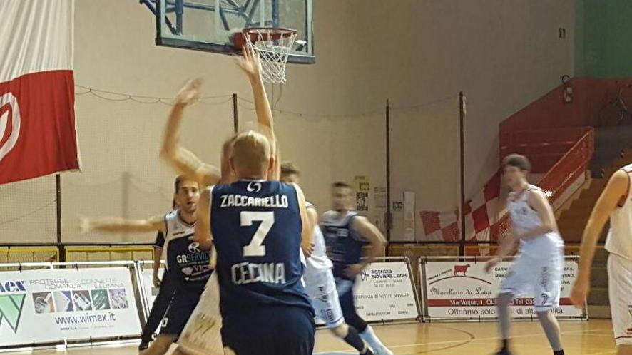 In azione il rossoblù Zaccariello sul parquet di Oleggio