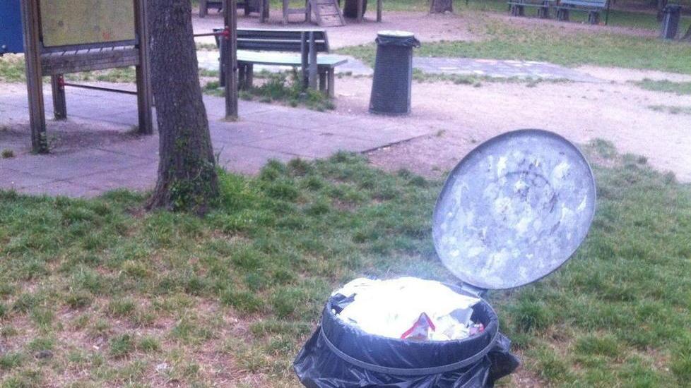 Cestini stracolmi, i genitori ripuliscono il parco giochi