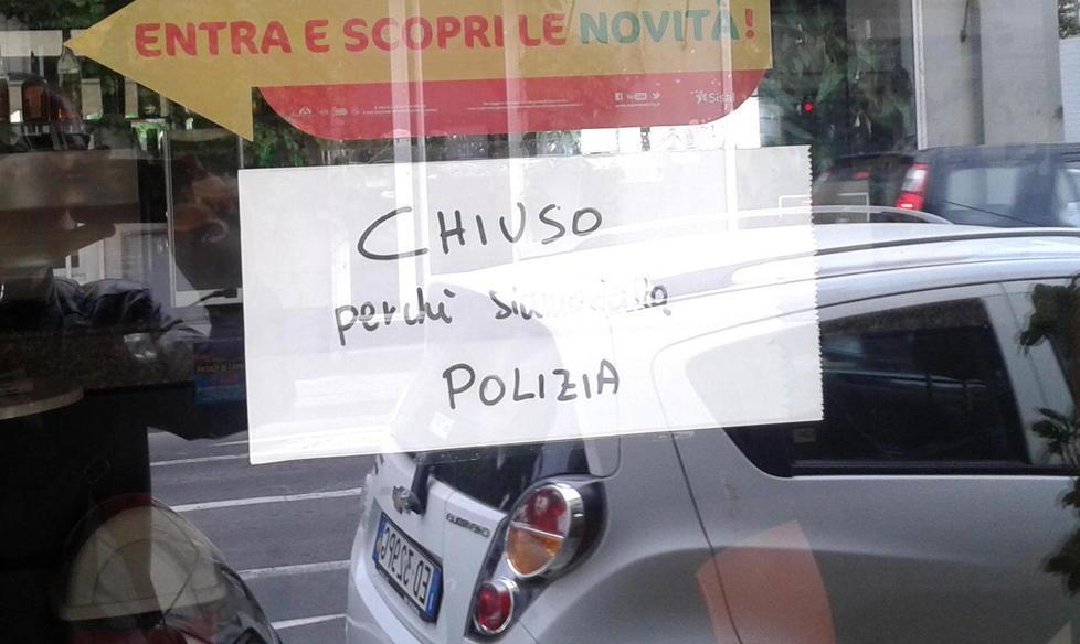 Dà in escandescenze perché non avevano da fargli il resto