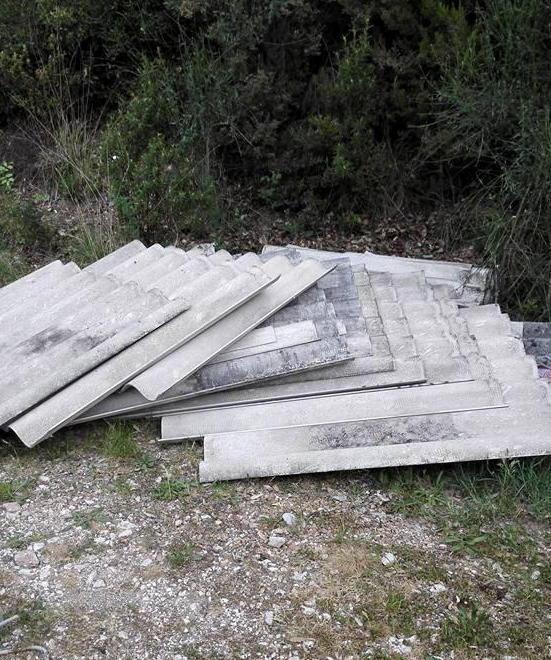 Eternit abbandonato sulle rive del lago Scattano le denunce 