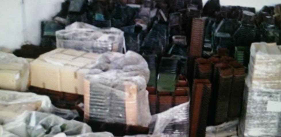 L’isola ecologica diventa la discarica dei contenitori 