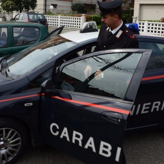 Ruba il bancomat a una donna Riconosciuto dopo un anno