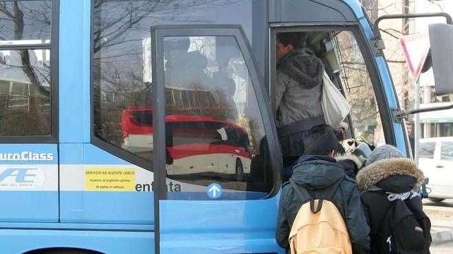 Si pestano a sangue sul bus e colpiscono una ragazza