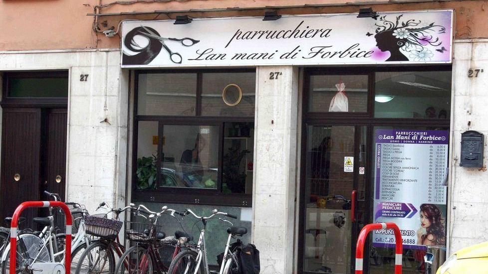 Un cittadino dà l’allarme, ladro preso mentre ruba