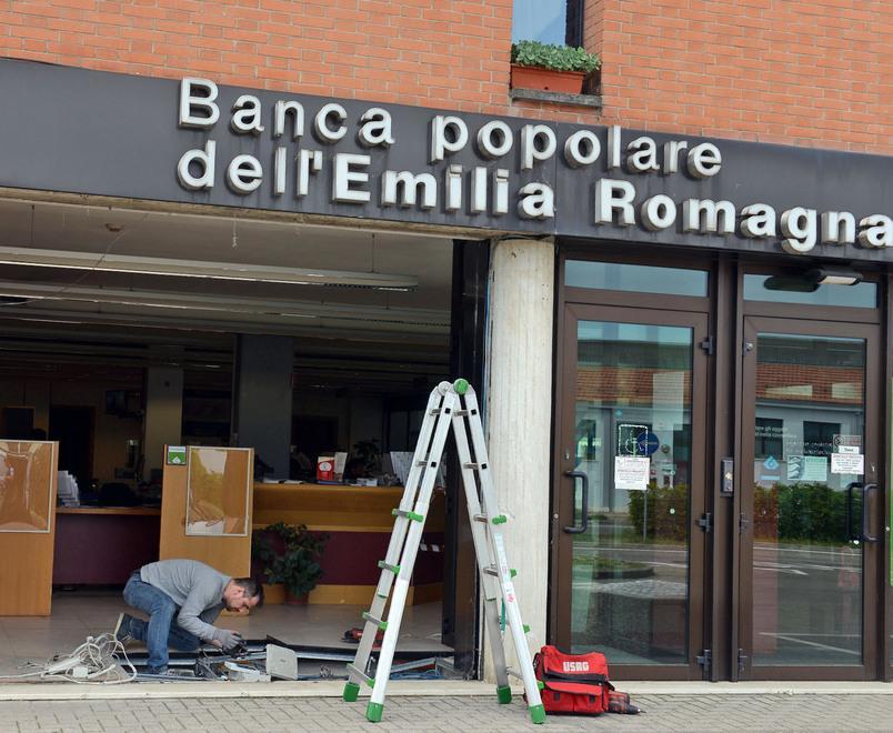 Rubano un carro attrezzi e devastano una banca 