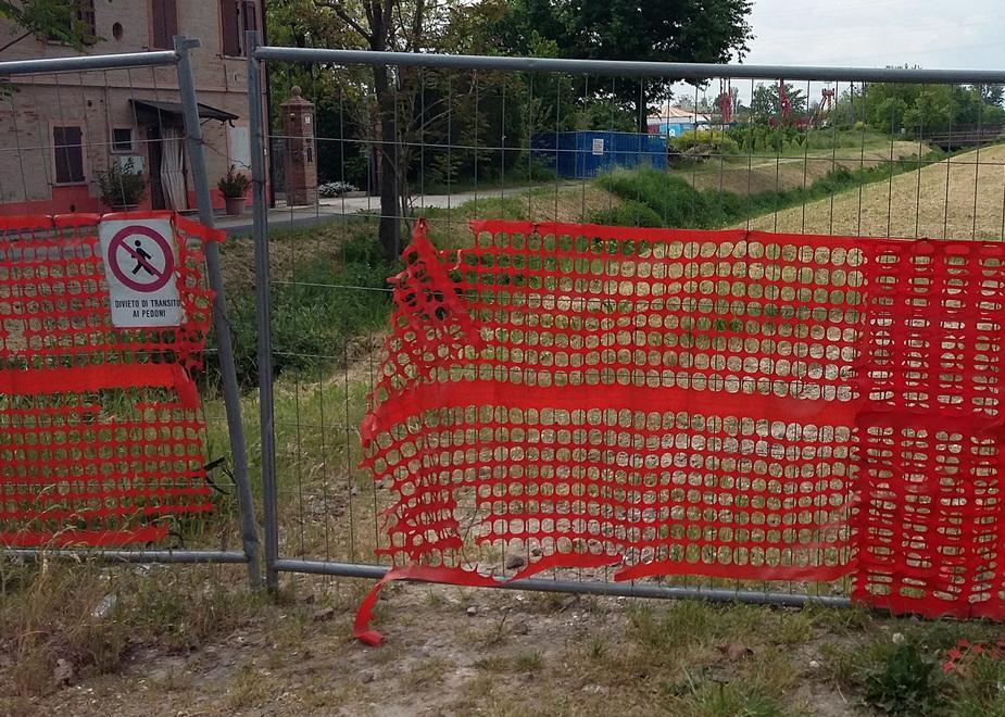 Modena, via Santa Caterina: bivacchi e scorciatoia per passare i binari 