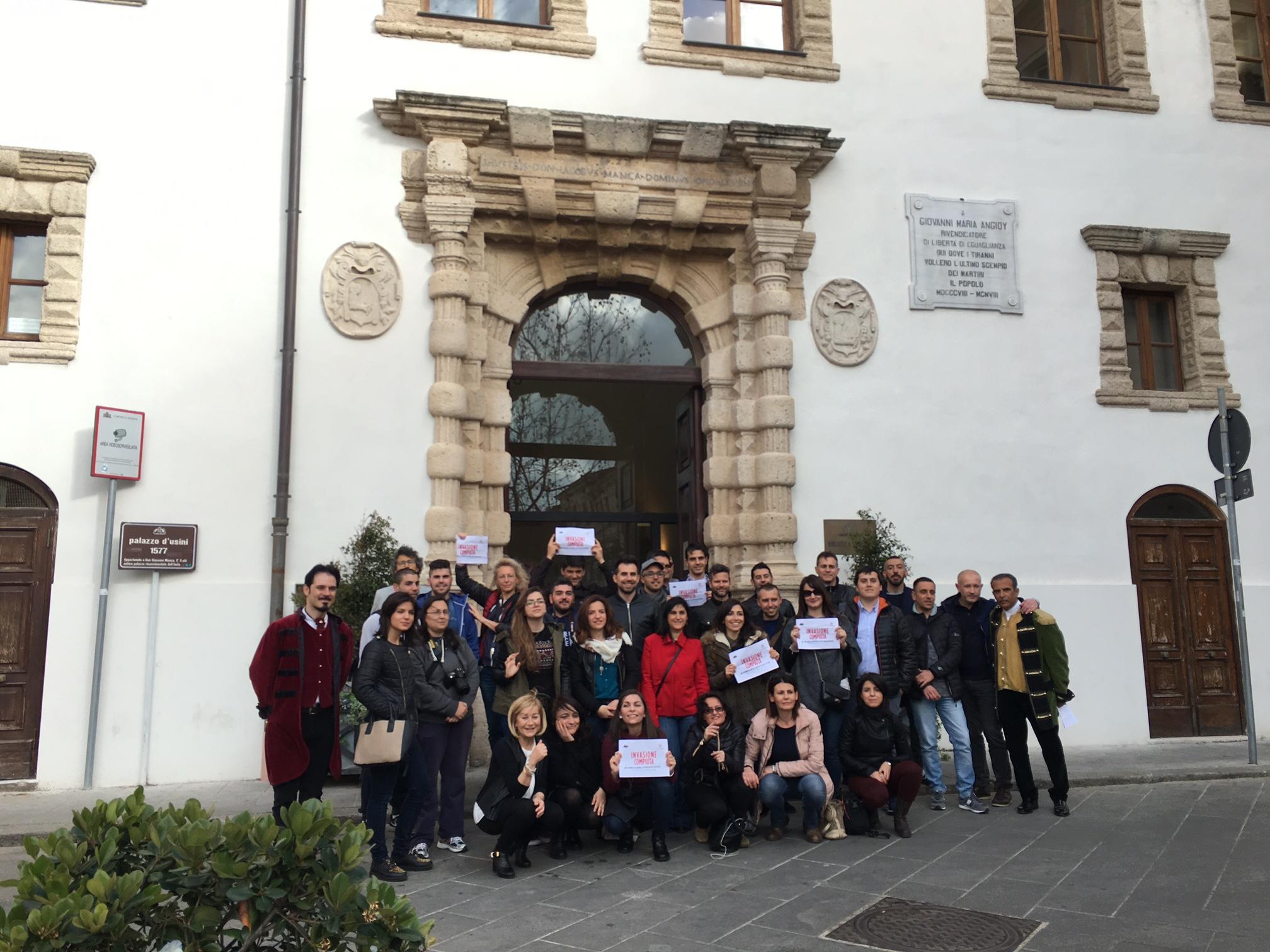 Gli invasori digitali davanti alla biblioteca comunale di Sassari