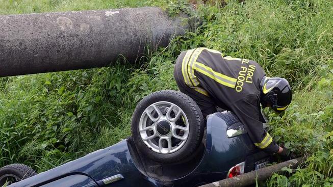 Castelfranco, cappotta con l’auto e piega tubo del gas
