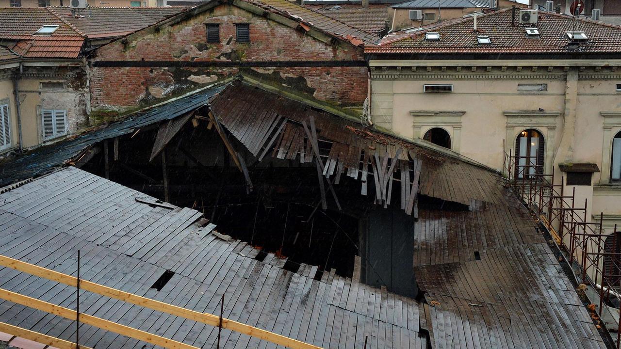 La porzione di tetto dell'ex cinema Adriano crollata (Foto Nucci)