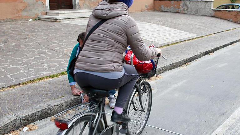 La ciclabile dà i numeri, via Giardini nel caos