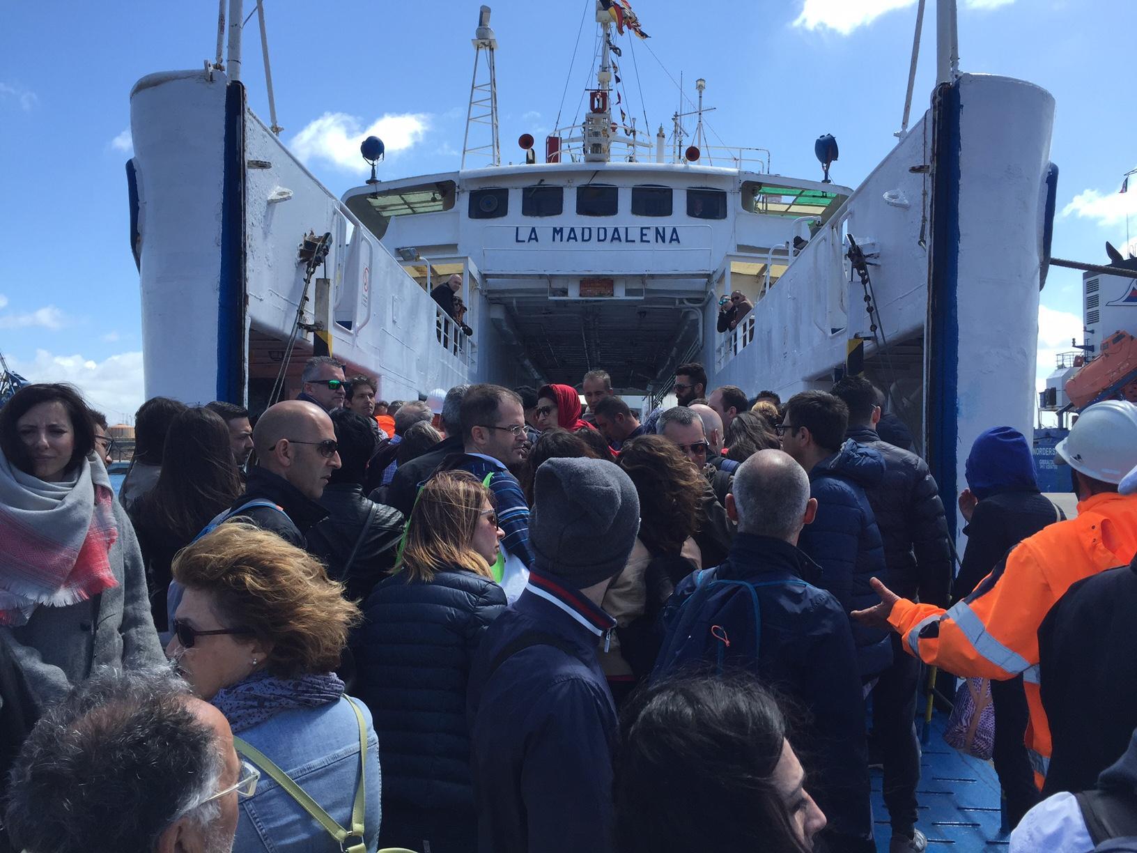 Coda di passeggeri davanti al traghetto La Maddalena