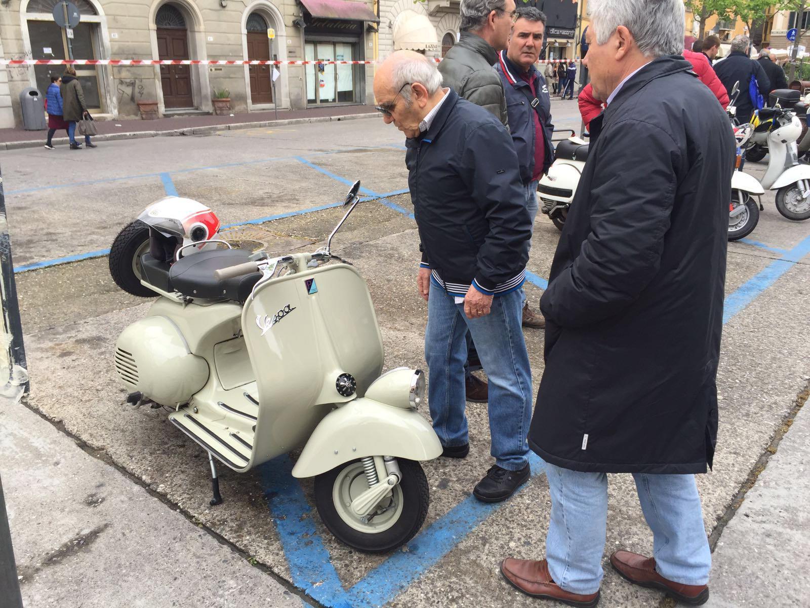 Una Vespa d'epoca in mostra a Pontedera