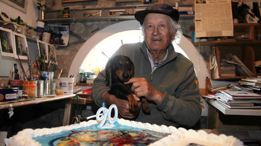 Il maestro dell’arte che plasma i sogni con la cartapesta