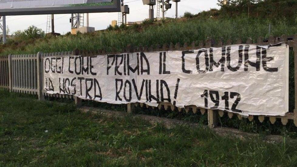 La città tappezzata di striscioni dei tifosi