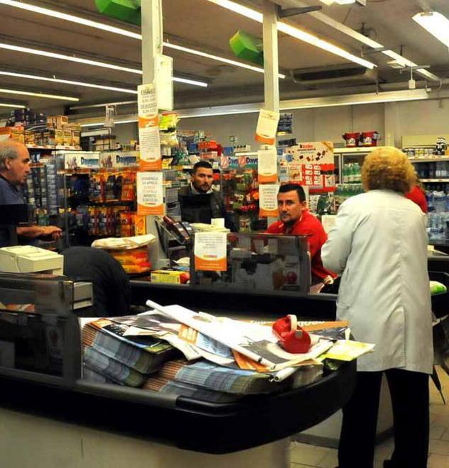 Pistola in pugno rapinano il Conad 