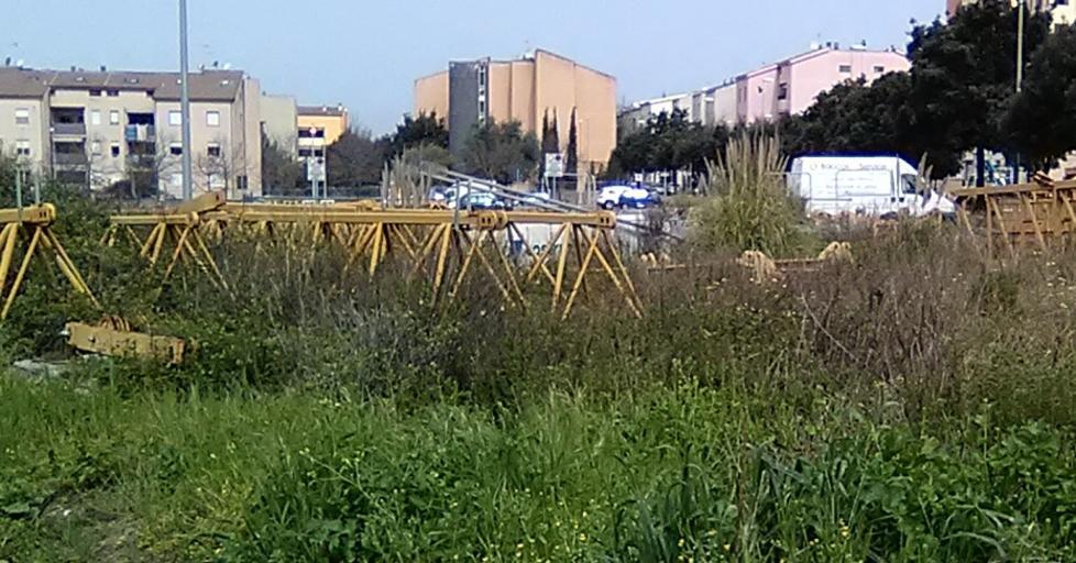 Una gru abbandonata a terra