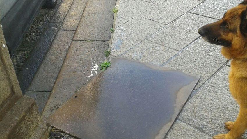 Lastra di ferro sopra un tombino